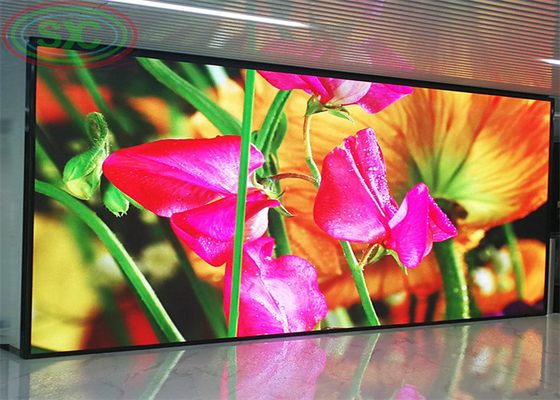 4K het binnenp3.91-LEIDENE scherm opgezet op de muursteun past het kader aan