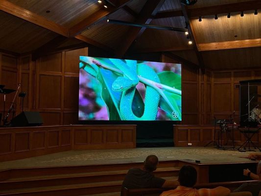 Indoor Full Color LED Display met 1 bij 16 aandrijvingstype dat stabiele signaaloverdracht en vloeiende beeldweergave garandeert