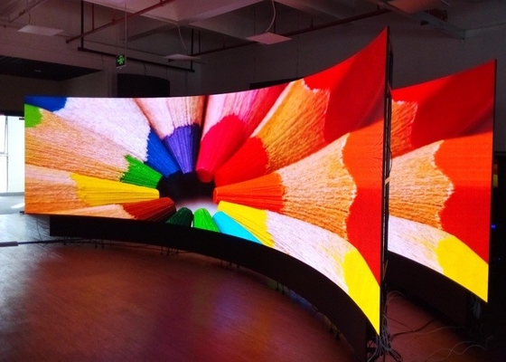 1R1G1B Huur Indoor Advertising LED Display 256*128mm Module 6500cd/sqm Helderheid