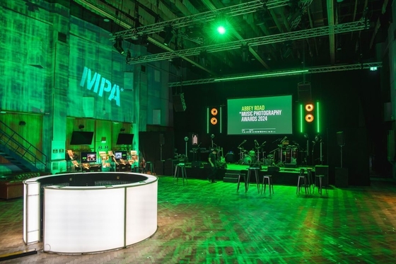 Gekrompen scherm Ultra-helder hoog verversingspercentage 400x300mm LED-kast display, drie-in-één full-color