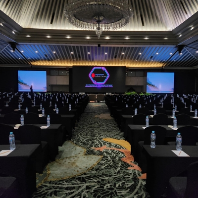 640*640MM Kasgrootte GOB LED Display Pixel samenstelling 1R1G1B en 1500 bit helderheid voor superieure prestaties