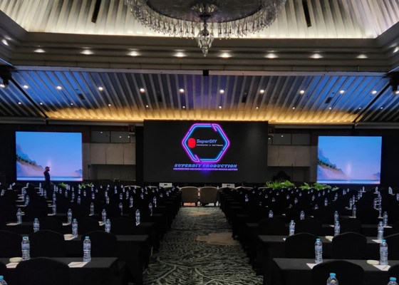 Full Color 1R1G1B Pixel Composition Glue On Board LED Screen met 100 levensduur en kastgrootte 640*640MM
