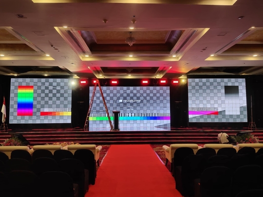 Full Color 1R1G1B Pixel Composition Glue On Board LED Screen met 100 levensduur en kastgrootte 640*640MM