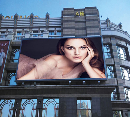 Op maat gemaakte LED-videomuur voor buitenreclame met hoge resolutie en hoge contrast-pixelconfiguratie voor afspelen