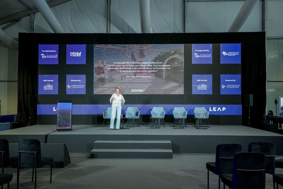 Factory direct sales vouwbaar LED-posterdisplay P1.25 P1.5 P1.8 P2.5mm Indoor GOB Process Floor-standing LED-posterscherm