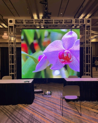 Indoor Full Color LED Display voor digitale marketingoplossingen en gemakkelijke installatie en transport met een hoge IP-classificatie en pixel-perfecte beelddetails