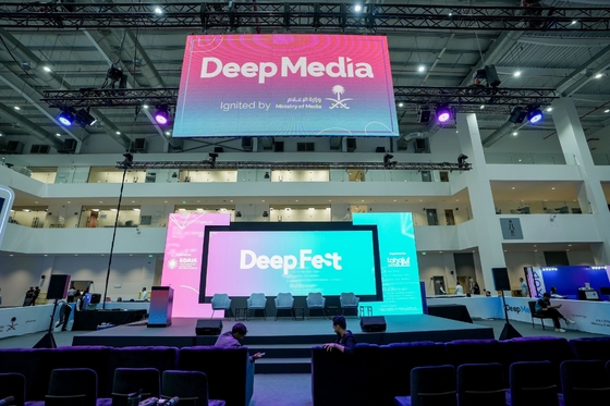 Full Color Tube Chip Fine Pitch Led Display met een dichtheid van 640000 punten/m2 en een hoge helderheid van 1000CD/m2