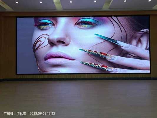 Indoor Full Color LED-scherm met hoge verversingspercentages 3840 Hertz voor flikkervrij en soepel videodisplay