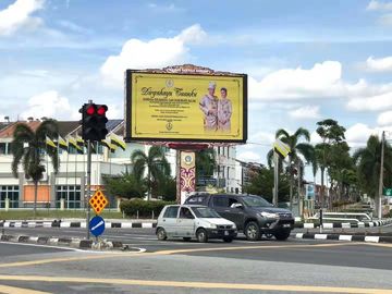 P2 Indoor Full Color LED Billboard Die-Cast Aluminium Billboard Plain Steel Cabinet 128 X 64 Matrix