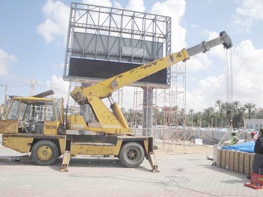 Grote buitenplaten in volle kleur waterdicht P10 reclame LED-billboards met kolom