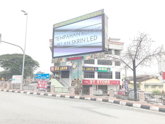 Outdoor Advertising LED Billboard Street P10 Full Color LED Display Panels met kolom