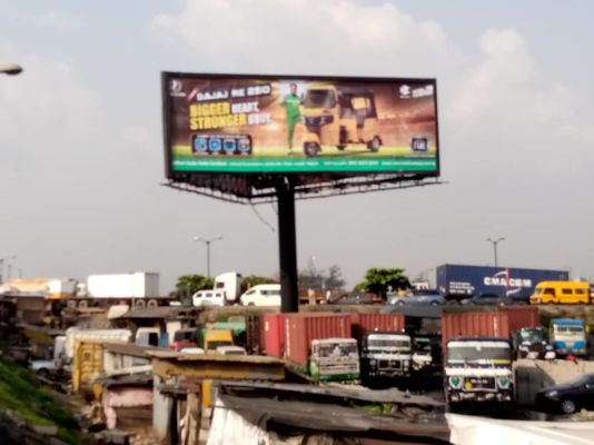 Eenvoudige pilaar Full Color LED Display P10 LED Verhuur Screen Billboard 3 jaar garantie