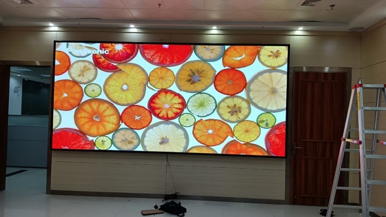 Indoor Full Color LED Display SMD P3 Technologie 3840Hz Hoge vernieuwing 111111 Pixels/m2 en 900cd/m2 Witbalans Helderheid
