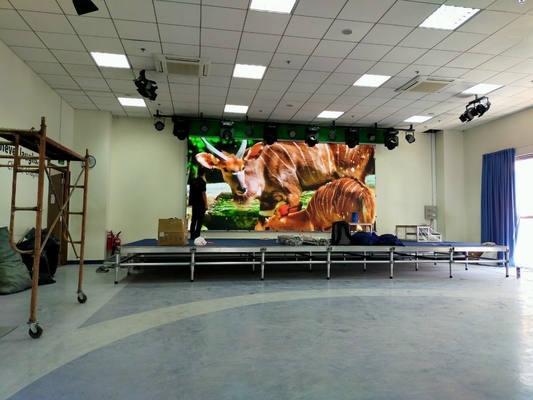Energiebesparend p3.91 full color indoor led display met automatische helderheidsregeling en horizontale kijkhoek van 120 graden