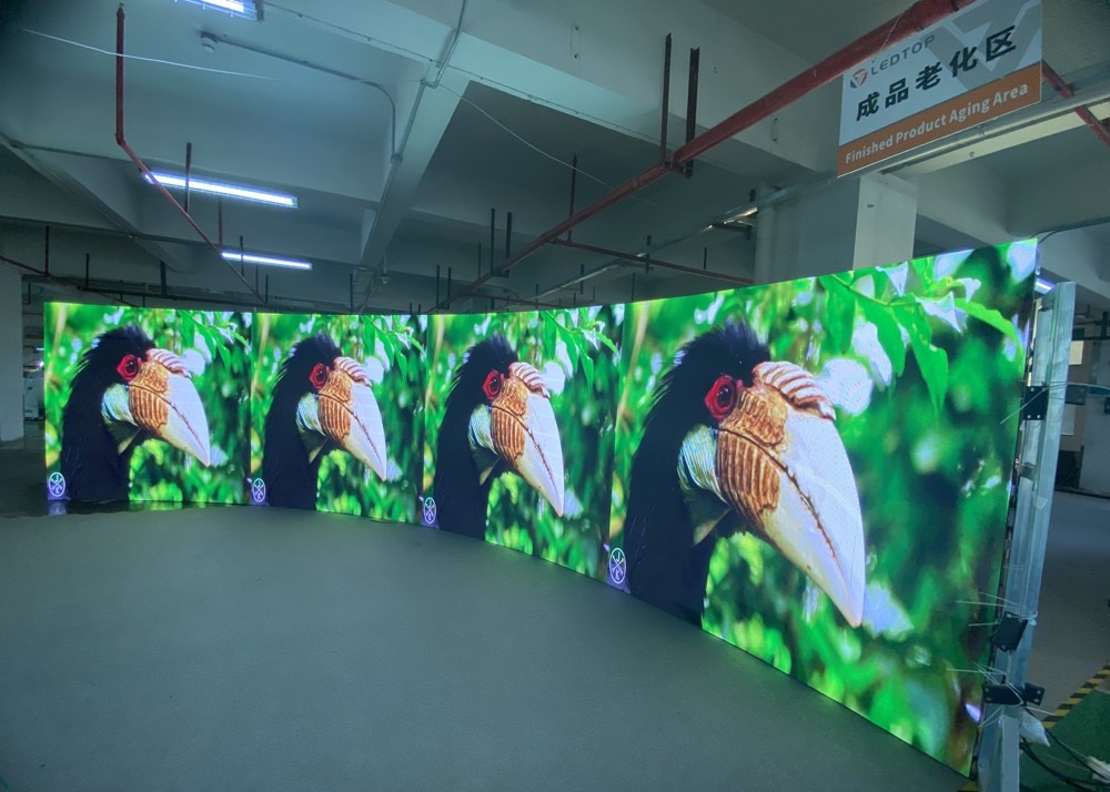 Vaste LED-display met hoge helderheid met MTBF 5000 uur, witbalans helderheid ≥7500 cd/m2 en service aan de achterkant