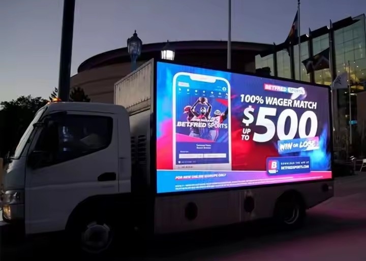 Mobiele vrachtwagen Full Color Verhuur P2.6 Indoor LED Screen Verhuur HD Stadion
