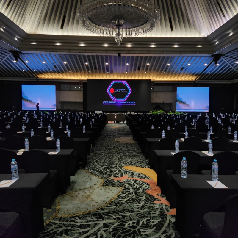 640*640MM Kasgrootte GOB LED Display Pixel samenstelling 1R1G1B en 1500 bit helderheid voor superieure prestaties