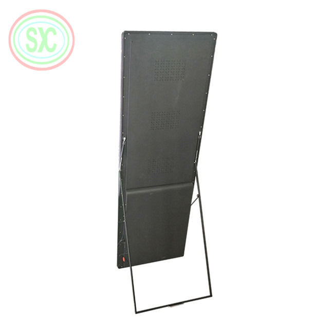 1R1G1B Kleurenconfiguratie LED Poster Display met 680x2000mm Schermgrootte en P2.5mm Pixel Pitch