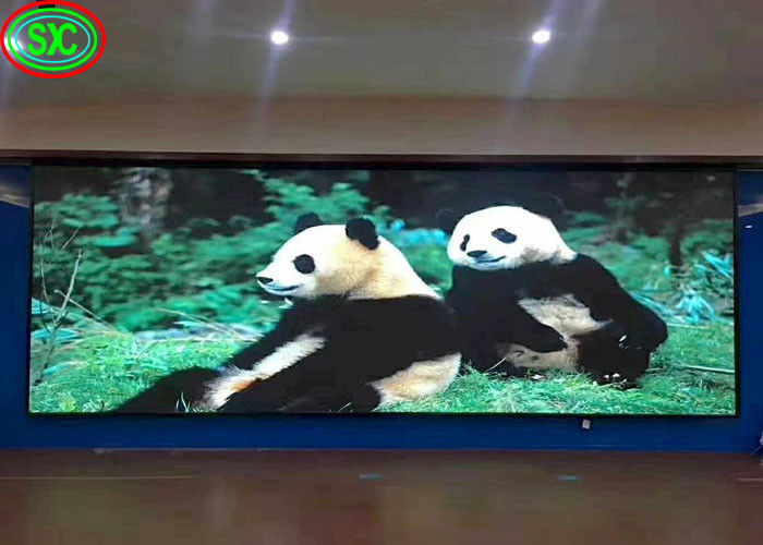 Kleine pixels Indoor Full Color LED Display P2.5 Advertentiebord 16 Bit Kleuren Indoor full color led display